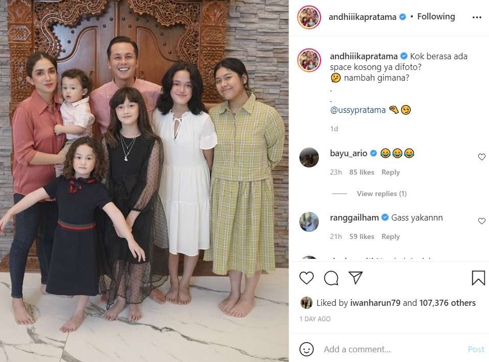 Andhika bersama istri dan kelima anaknya