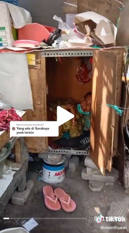 Si nenek viral tidur di lemari kecil