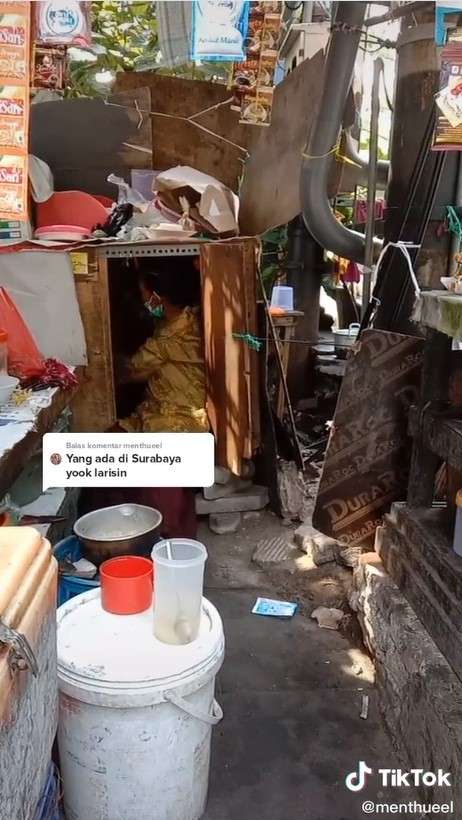 Si nenek viral tidur di lemari kecil
