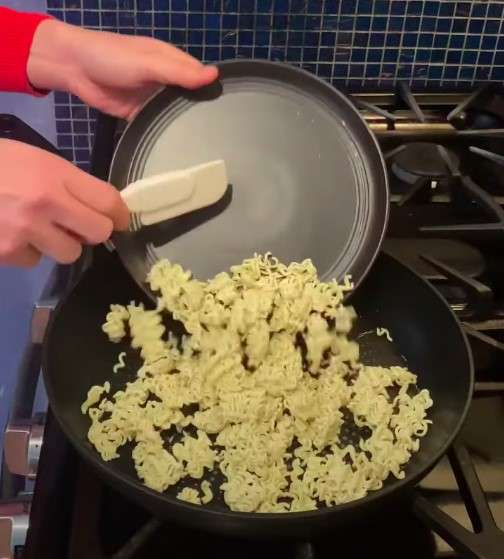 Pakai Trik Ini! Cara Bikin Ramen Ala Squid Game