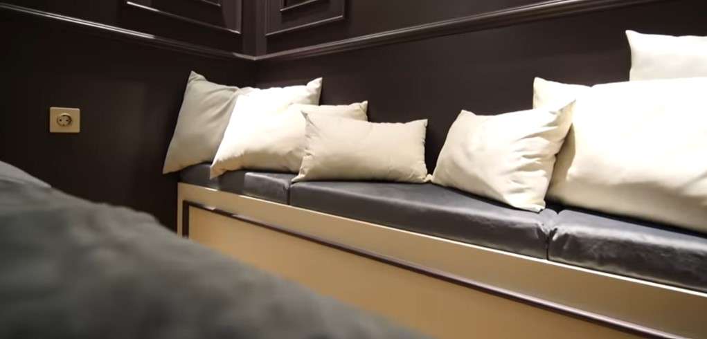 penampakan sofa kamar
