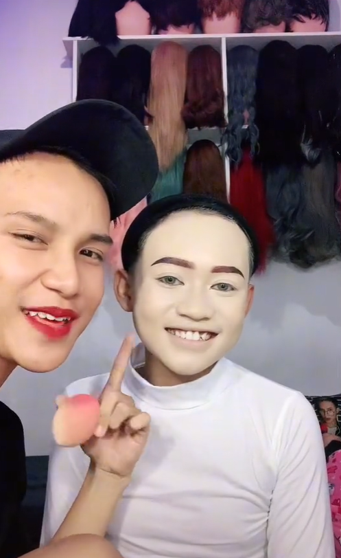 Laki-laki Dirias Menjadi Pengantin Wanita