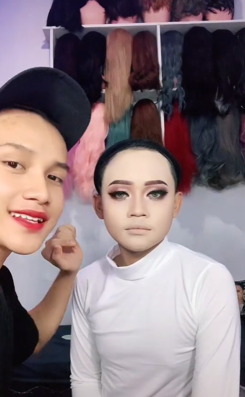 Laki-laki Dirias Menjadi Pengantin Wanita