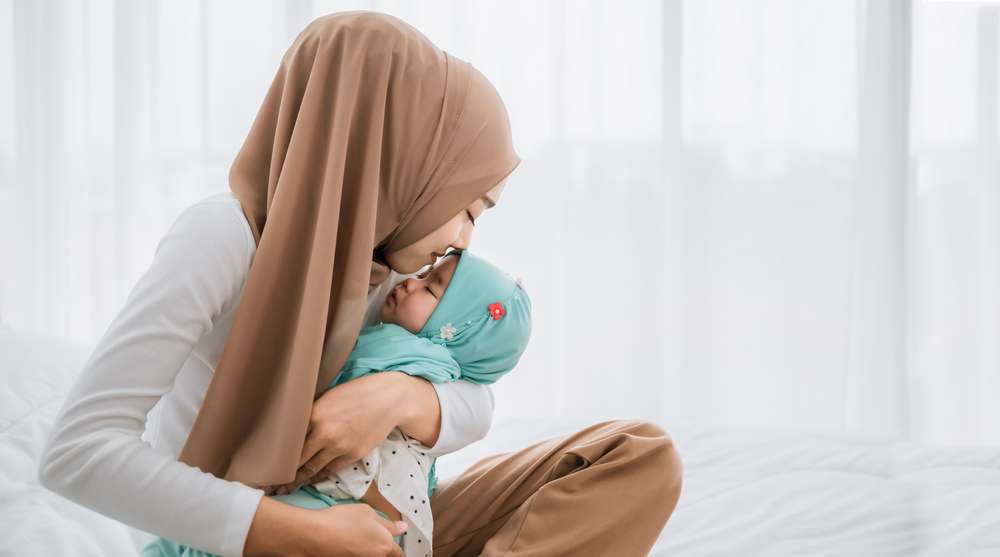 Mencium Bayi
