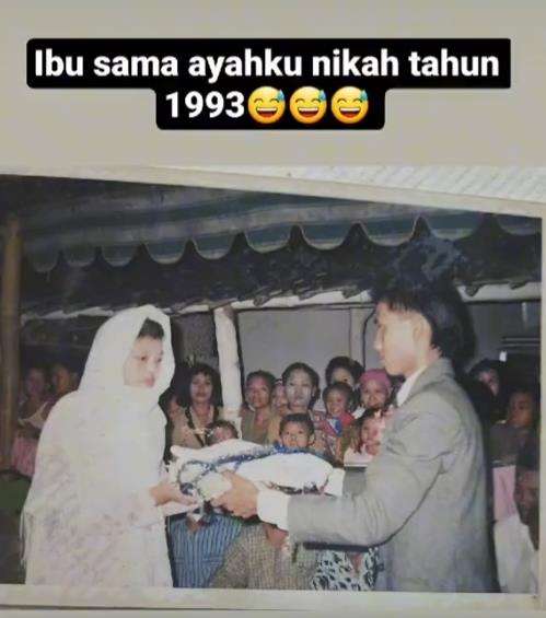 Viral Foto Pernikahan Jadul Ditonton Satu Kampung.