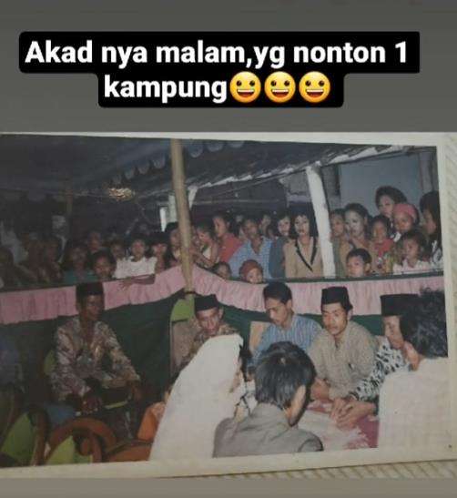 Viral Foto Pernikahan Jadul Ditonton Satu Kampung.