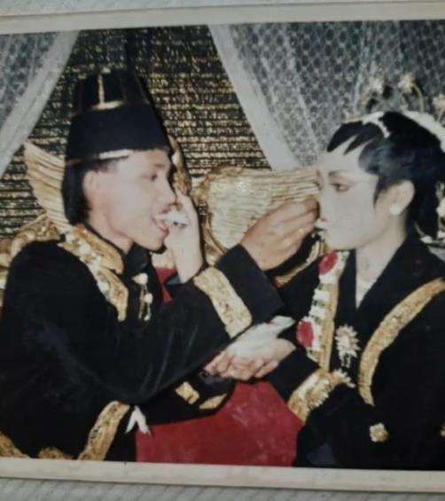 Viral Foto Pernikahan Jadul Ditonton Satu Kampung.