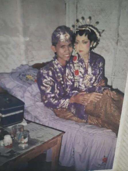 Viral Foto Pernikahan Jadul Ditonton Satu Kampung.