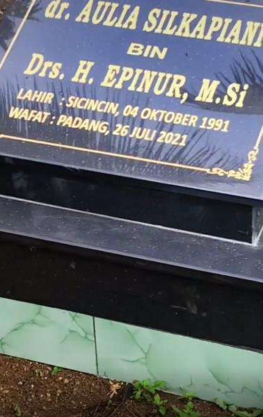Viral ziarah kubur baru sadar tanggal dan bulan kematian keluarga sama semua.