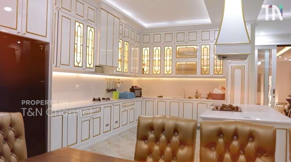 Meja makan dapur baru Sule dan Nathalie