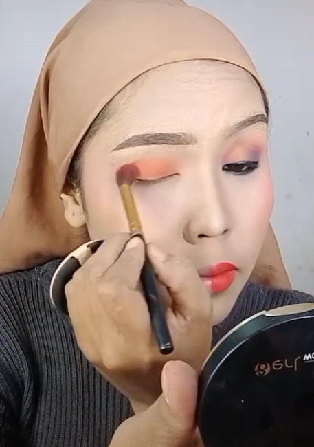 Mengaplikasikan Eyeshadow