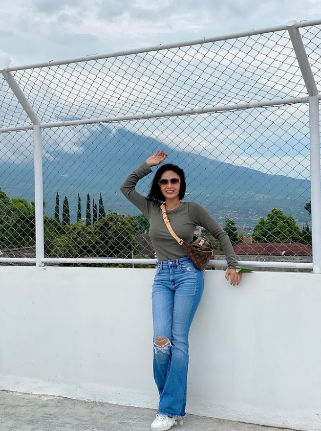 instagram @yunishara36