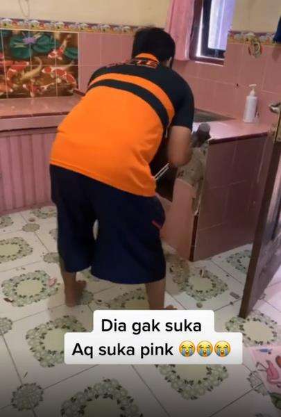 Viral suami hancurkan dapur sendiri karena tak suka istrinya menyukai warna pink.