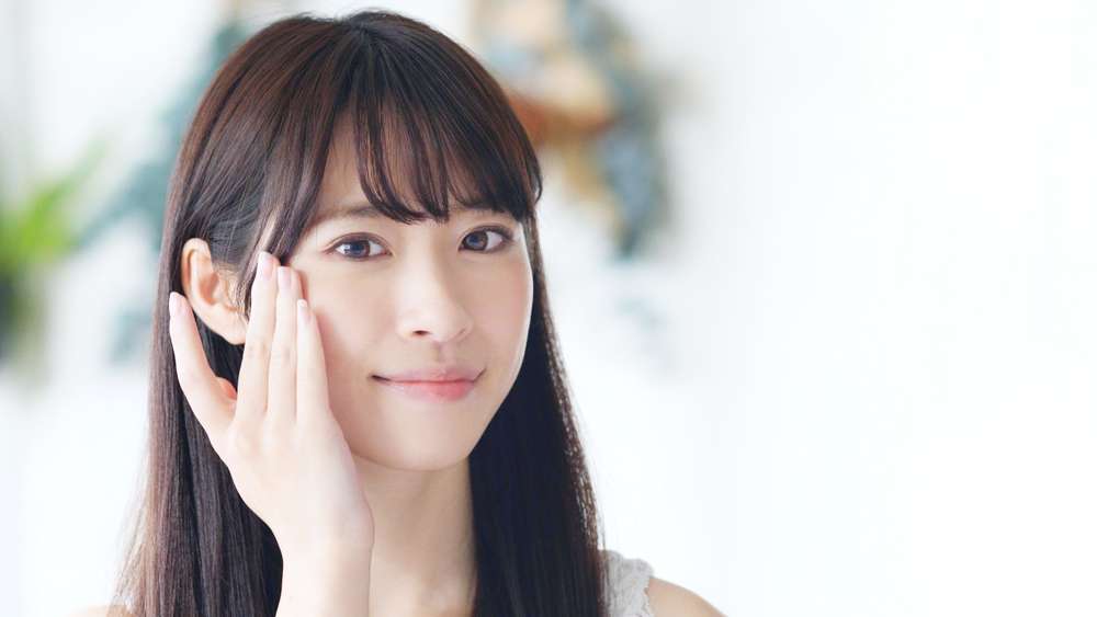 Powder Cream vs Bedak Biasa, Mana yang Ampuh Bikin Wajah Glowing Seharian?