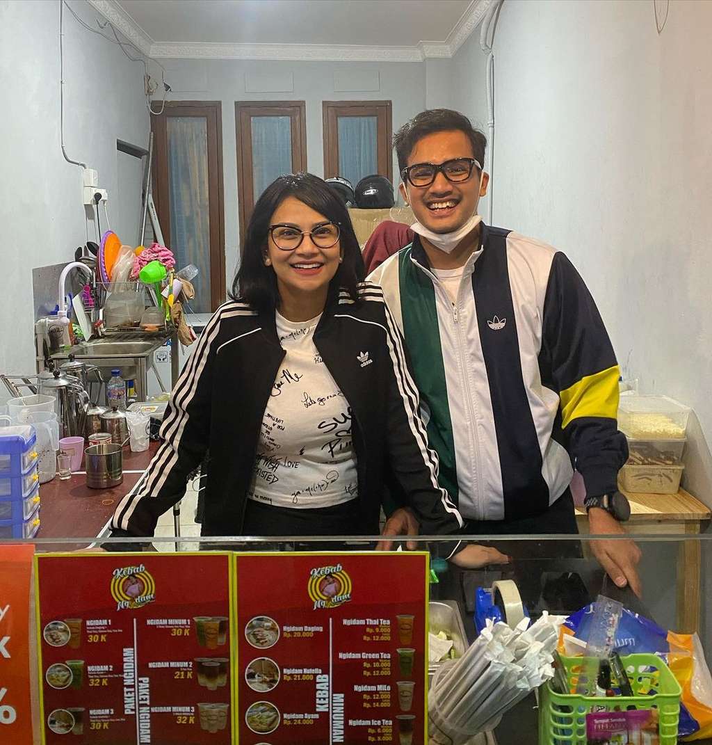 Vanessa dan Bibi jualan kebab