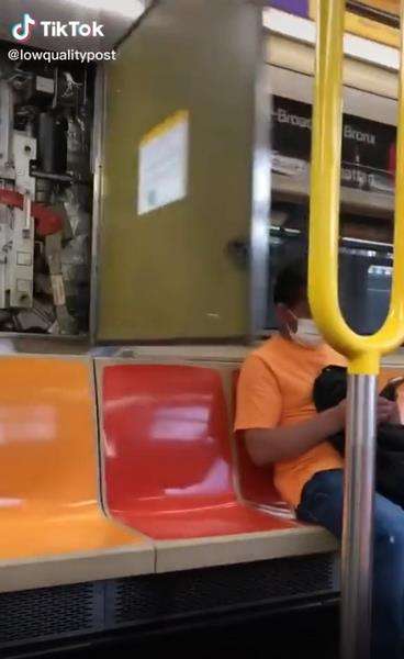 Momen apes penumpang KRL ditabok peta.