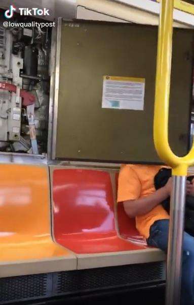 Momen apes penumpang KRL ditabok peta.