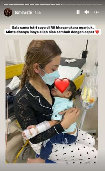 Istri  Tom Liwafa gendong Gala