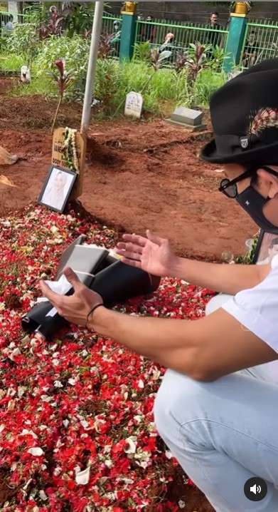 Denny Sumargo ke makam Vanessa dan Bibi