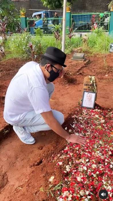 Denny Sumargo ke makam Vanessa dan Bibi