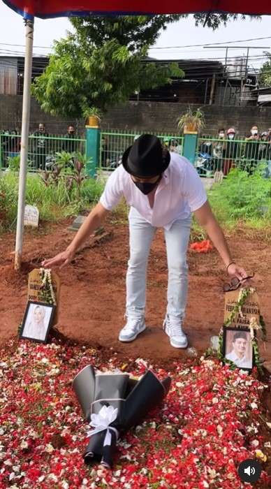 Denny Sumargo ke makam Vanessa dan Bibi