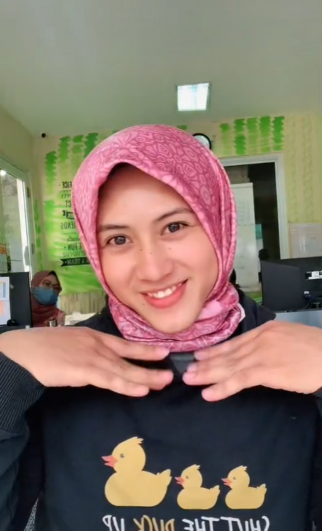 Lelaki Pakai Hijab Bikin Pangling