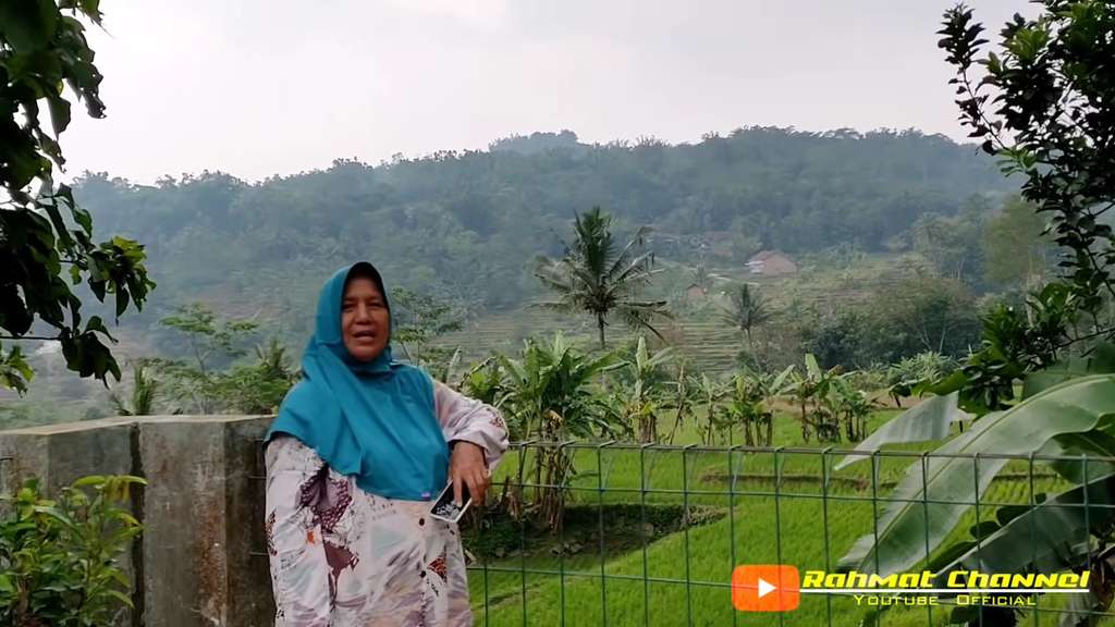 Warga kampung di Majalengka