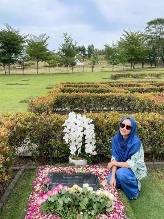 BCL ke makam suaminya
