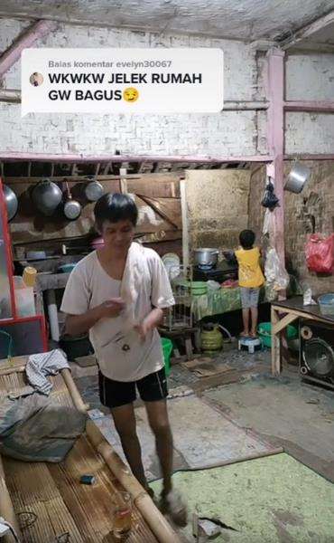 Rumah gubuk sederhana tapi ada bidadari di dalamnya.