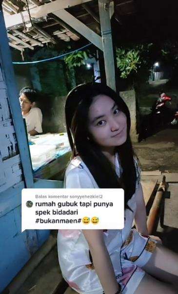 Rumah gubuk sederhana tapi ada bidadari di dalamnya.