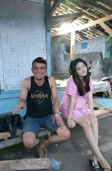 Rumah gubuk sederhana tapi ada bidadari di dalamnya.