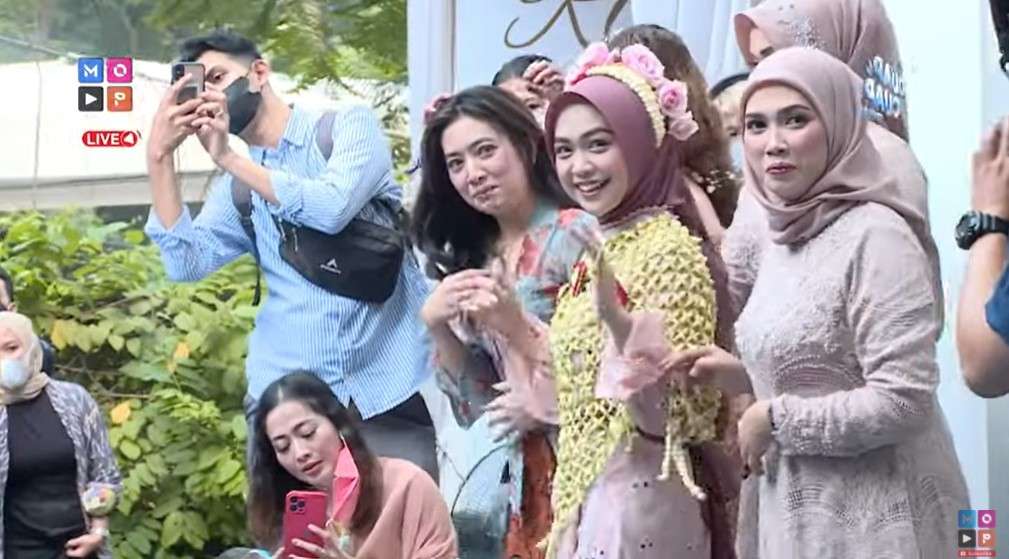 Ria Ricis nyebur ke kolam