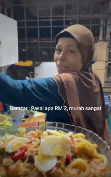 Viral, jual mi rebus 1 piring penuh dengan isi lengkap cuma Rp6 ribu.