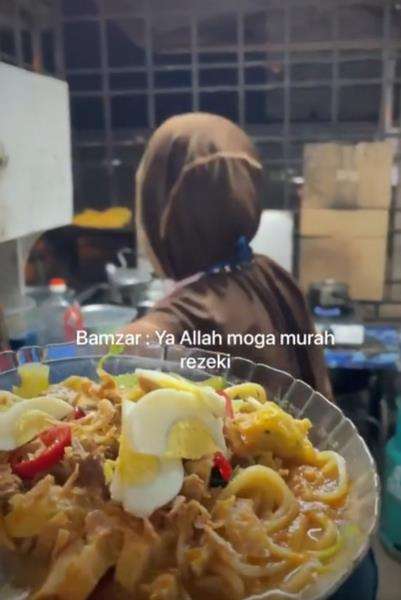Viral, jual mi rebus 1 piring penuh dengan isi lengkap cuma Rp6 ribu.
