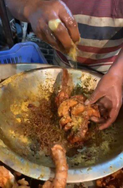 Aksi penjual fried chicken kaki lima goreng ayam pakai tangan kosong.