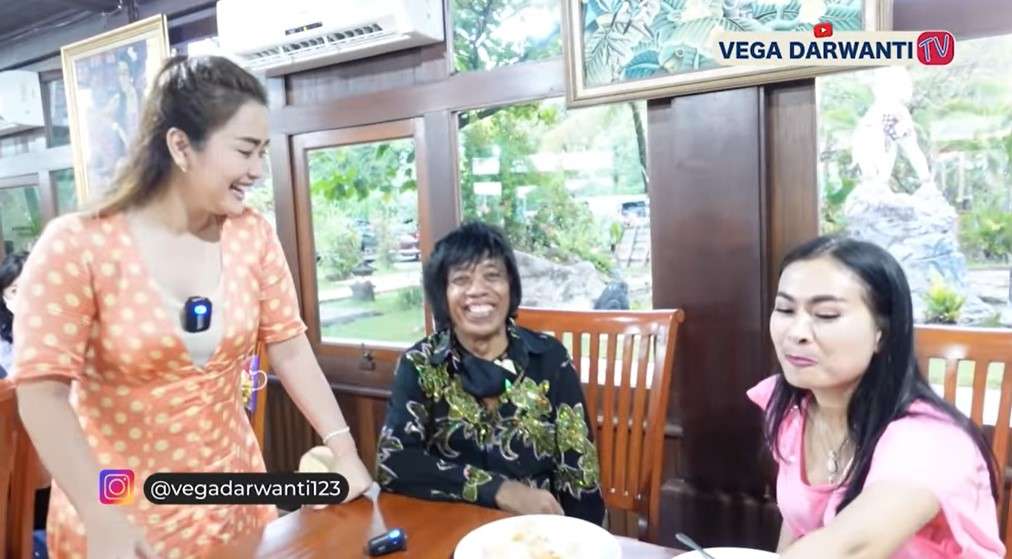 Pak Tarno bersama Vega dan Iis Dahlia