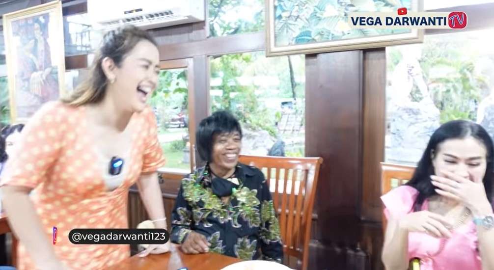 Vega Darwanti bersama Pak Tarno dan Iis Dahlia