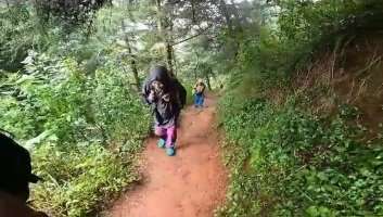 Ajak ibunda naik gunung
