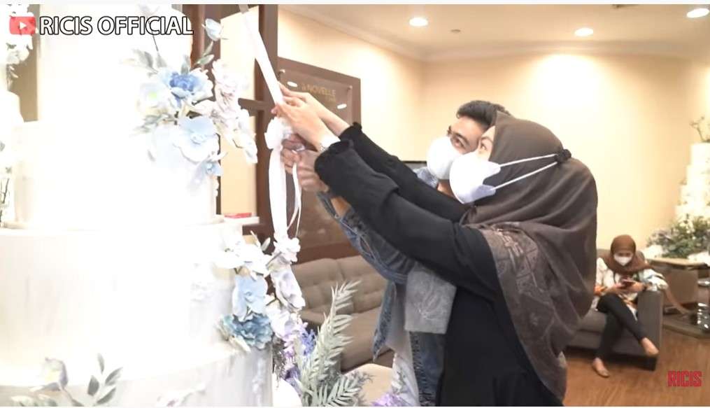 Ria Ricis dan Teuku Ryan latihan potong kue