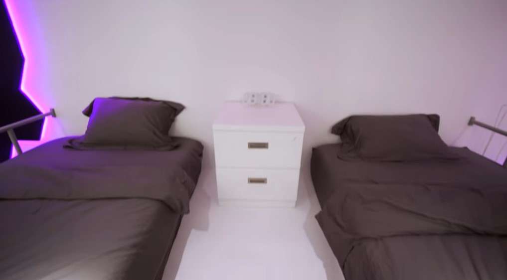 Dua ranjang tempat tidur