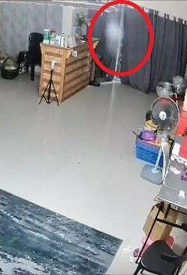 Penampakan bayangan putih pukul 5 pagi terlihat jelas dalam rekaman CCTV.