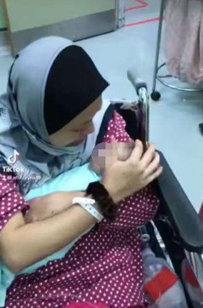 Muniey mengenang anaknya saat baru dilahirkan.