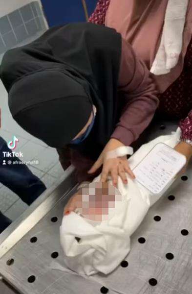 Sayang anaknya meninggal satu jam usai dilahirkan di dunia.