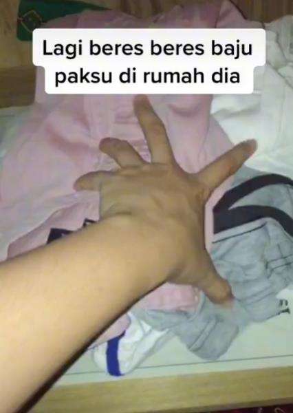 Reaksi istri temukan foto suami dengan mantan pacar bikin baper.