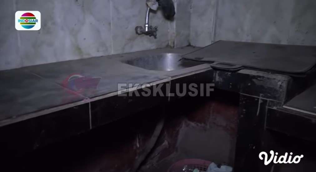 Penampakan dapur kotor dan rusak