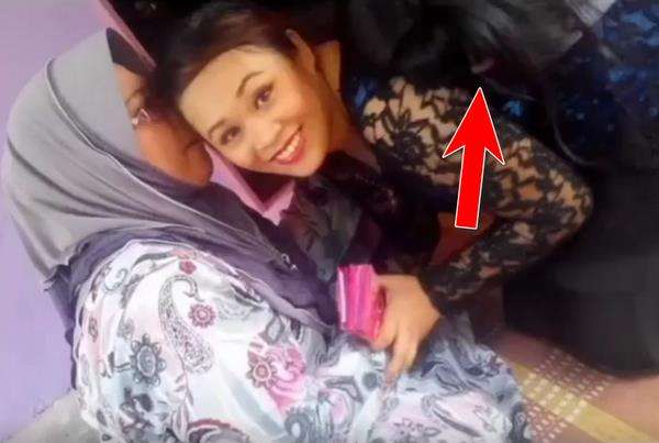 Saat sungkeman, di belakang Azreen tampak sosok seram berambut panjang menempel di punggung