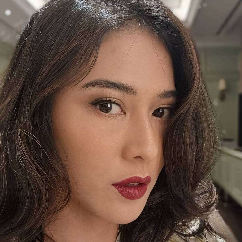Dian Sastro makeup sendiri