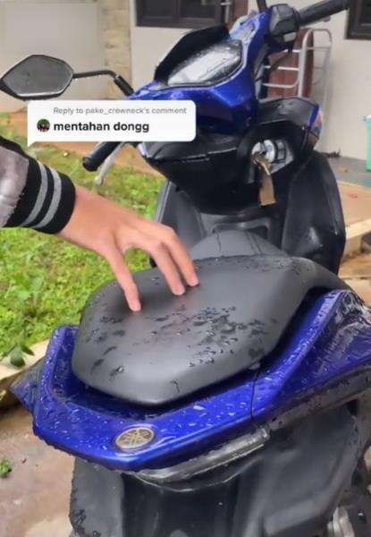 Merinding, buka jok sepeda motor, pemilik langsung syok.