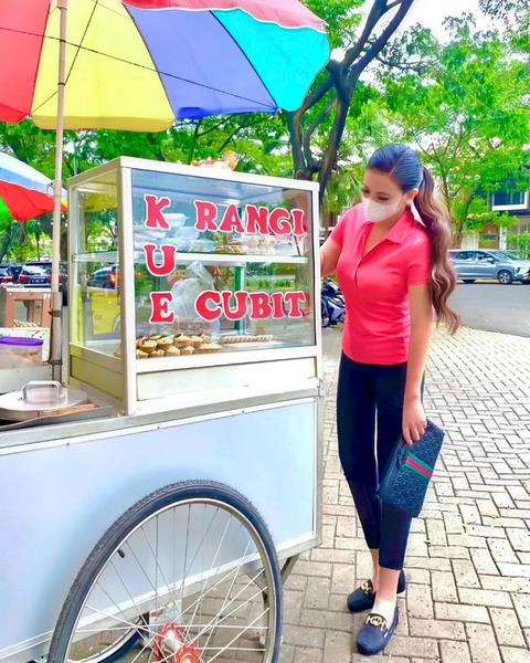 Dinikahi Kapolsek di Usia 19 Tahun, Gadis Cantik Tak Malu Jajan di Pinggir Jalan.