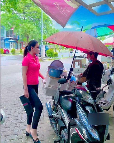 Dinikahi Kapolsek di Usia 19 Tahun, Gadis Cantik Tak Malu Jajan di Pinggir Jalan.